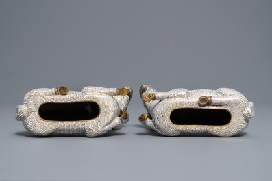 Een paar Chinese cloisonn&eacute; en verguld bronzen modellen van rammen, Qianlong