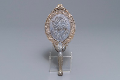 Un miroir &agrave; main en jade gris de style moghol, Chine, 19/20&egrave;me