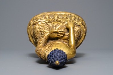 Une figure de Bouddha en bronze dor&eacute; incrust&eacute; de turquoise et corail, Tibet, 19/20&egrave;me