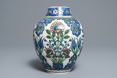 An Iznik-style jar and cover with floral design, Samson, Paris, 19e eeuw