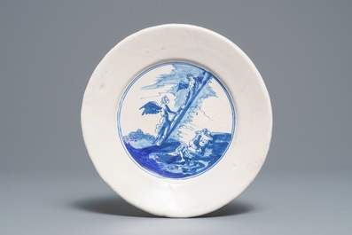 Trois plats en majolique polychrome et une assiette en fa&iuml;ence de Delft en bleu et blanc, 17&egrave;me