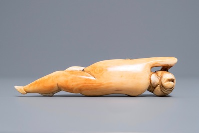 Un mod&egrave;le d'une femme de m&eacute;decin en ivoire sculpt&eacute;, Chine, Ming ou d&eacute;but Qing