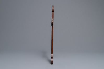 Une croix en bois incrust&eacute; de nacre, Chine, prob. Macau, 18/19&egrave;me