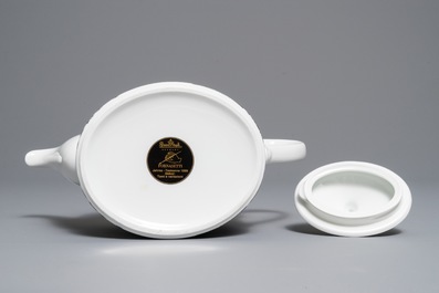 Een 'Temi i variazone' theepot naar ontwerp van Piero Fornasetti, Rosenthal, Duitsland, 1999