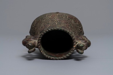 Een Chinese archa&iuml;sche bronzen vaas met reli&euml;fdecor, 19e eeuw