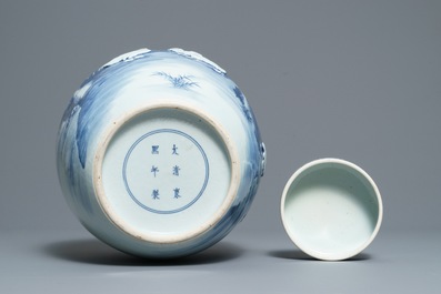 Un pot couvert en porcelaine de Chine bleu et blanc &agrave; d&eacute;cor de canards en relief, 19&egrave;me