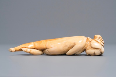 Un mod&egrave;le d'une femme de m&eacute;decin en ivoire sculpt&eacute;, Chine, Ming ou d&eacute;but Qing