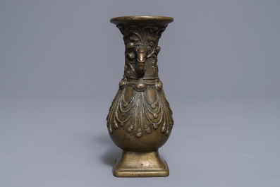 Een Sino-Tibetaanse met zilver ingelegde bronzen vaas, 18/19e eeuw