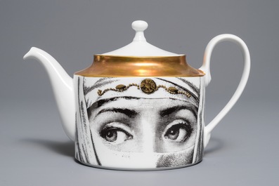 Een 'Temi i variazone' theepot naar ontwerp van Piero Fornasetti, Rosenthal, Duitsland, 1999