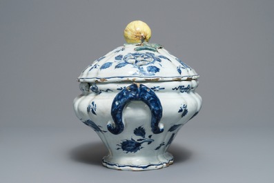 Een blauwwitte Delftse soepterrine met opengewerkt deksel en appel als dekselknop, 18e eeuw