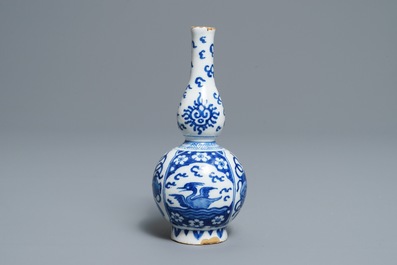 Un vase de forme double gourde en fa&iuml;ence de Delft en bleu et blanc, fin du 17&egrave;me