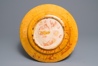 Alfred William Finch (1854 &ndash;1930): Een Art Nouveau aardewerk schotel met oker en gele fondkleur