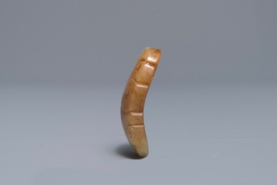 Een Chinese jade amulet met &lsquo;Tiger Charm&rsquo; inscriptie, 19/20e eeuw