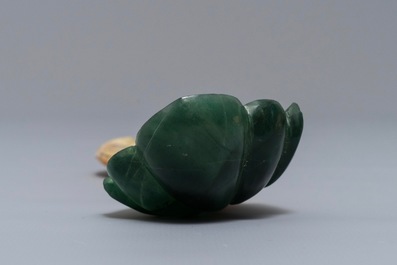 Een Mogoolse tweekleurig jade lepel, India, 18/19e eeuw