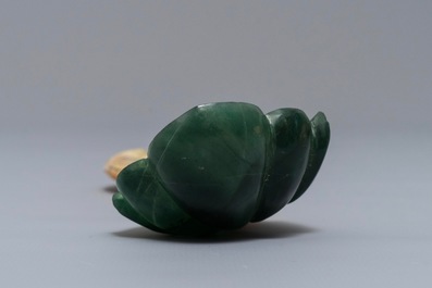 A Mughal two-coloured jade spoon, India, 18/19th C.