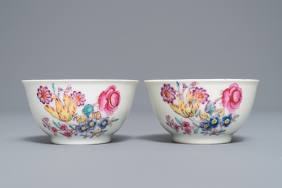 Een paar Chinese famille rose koppen en schotels met fijn floraal decor, Qianlong