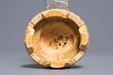 Un socle en ivoire sculpt&eacute; et r&eacute;ticul&eacute;, Chine, 18/19&egrave;me