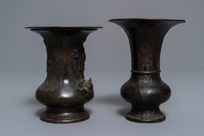 Deux vases en bronze &agrave; d&eacute;cor en relief, Chine, 18/19&egrave;me