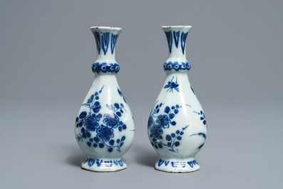 Une paire de vases de forme bouteille octagonale en fa&iuml;ence de Delft en bleu et blanc, 17/18&egrave;me