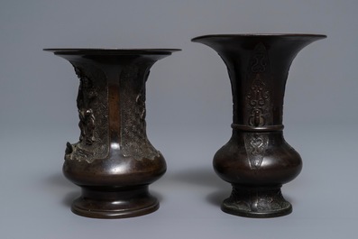 Twee Chinese bronzen vazen met reli&euml;fdecor, 18/19e eeuw