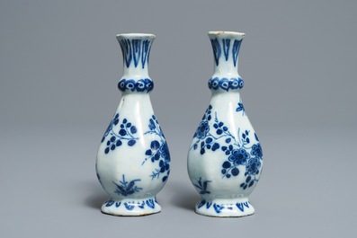 Une paire de vases de forme bouteille octagonale en fa&iuml;ence de Delft en bleu et blanc, 17/18&egrave;me