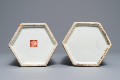 Twee opengewerkte Chinese famille rose hoedensteunen, 19e eeuw