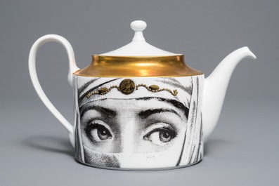 Een 'Temi i variazone' theepot naar ontwerp van Piero Fornasetti, Rosenthal, Duitsland, 1999