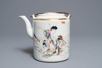 A Chinese qianjiang cai teapot and a box and cover, signed Ma Qingyun, 19/20th C.