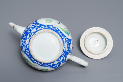 Une th&eacute;i&egrave;re couverte en porcelaine de Chine famille rose &agrave; d&eacute;cor d'un perroquet, Yongzheng/Qianlong