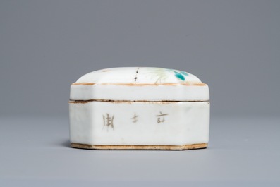 Une th&eacute;i&egrave;re et une bo&icirc;te couverte en porcelaine de Chine qianjiang cai, sign&eacute;es Ma Qingyun, 19/20&egrave;me