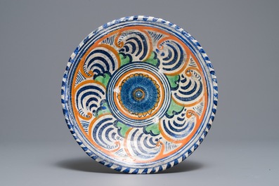 Trois plats en majolique polychrome et une assiette en fa&iuml;ence de Delft en bleu et blanc, 17&egrave;me