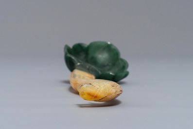 Een Mogoolse tweekleurig jade lepel, India, 18/19e eeuw