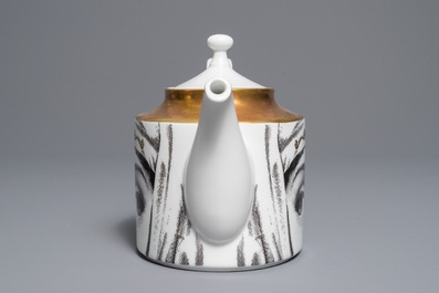 Een 'Temi i variazone' theepot naar ontwerp van Piero Fornasetti, Rosenthal, Duitsland, 1999