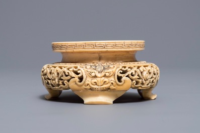 A Chinese carved and reticulated ivory stand, 18/19th C.