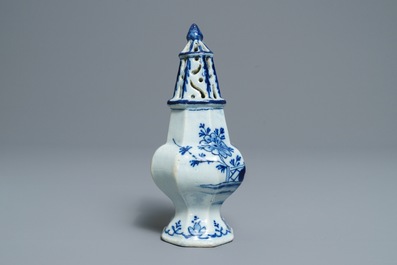 Une saupoudreuse de forme octagonale en fa&iuml;ence de Delft en bleu et blanc, 18&egrave;me