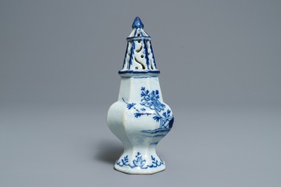 Een octagonale blauwwitte Delftse strooier met chinoiserie decor, 18e eeuw