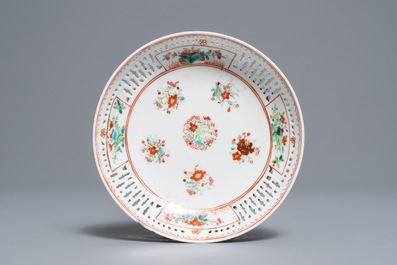 Een Chinese grisaille vaas, een famille rose 'mandarijnen' theepot en een opengewerkte kop en schotel, Yongzheng/Qianlong