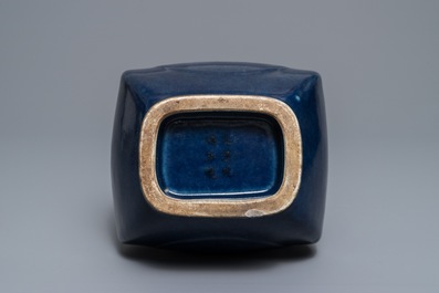 Un vase de forme fanghu en porcelaine de Chine bleu monochrome, marque et &eacute;poque de Guangxu
