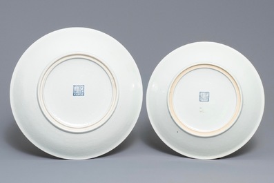 Deux plats en porcelaine de Chine famille rose &agrave; d&eacute;cor 'millefleurs', marque de Qianlong, R&eacute;publique, 20&egrave;me