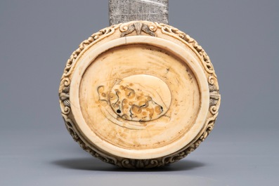 Un socle en ivoire sculpt&eacute; et r&eacute;ticul&eacute;, Chine, 18/19&egrave;me