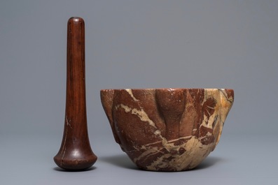 A French quatre-lobed red marble mortar with wooden pestle, 17/18th C.