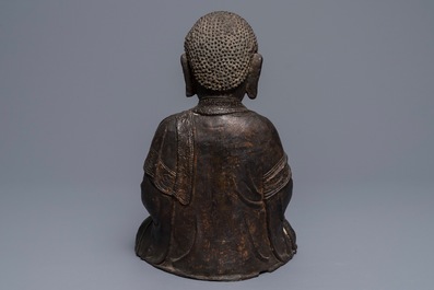 Een Chinese verguld en gelakt bronzen figuur van Amithaba Boeddha, Ming