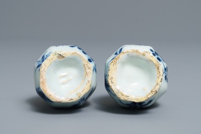 Une paire de vases de forme bouteille octagonale en fa&iuml;ence de Delft en bleu et blanc, 17/18&egrave;me