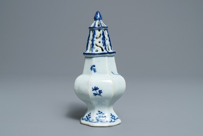 An octagonal Dutch Delft blue and white chinoiserie caster, 18th C.