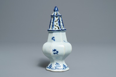 Een octagonale blauwwitte Delftse strooier met chinoiserie decor, 18e eeuw