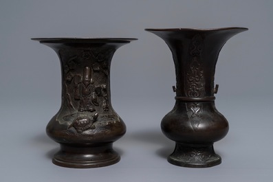 Twee Chinese bronzen vazen met reli&euml;fdecor, 18/19e eeuw
