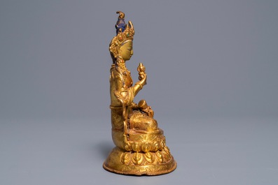 Een Tibetaanse ingelegde verguld bronzen figuur van Tara, 19/20e eeuw