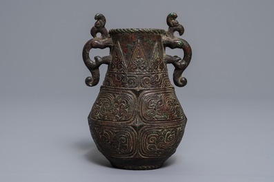 Een Chinese archa&iuml;sche bronzen vaas met reli&euml;fdecor, 19e eeuw