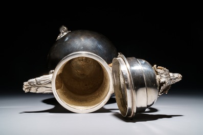 Een Louis XVI zilveren koffiekan op drie poten met houten handvat, wellicht Gent, 1792