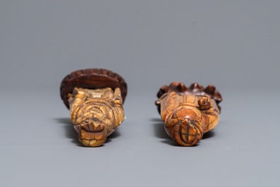 Twee Chinese ivoren figuren van hofdames, Ming